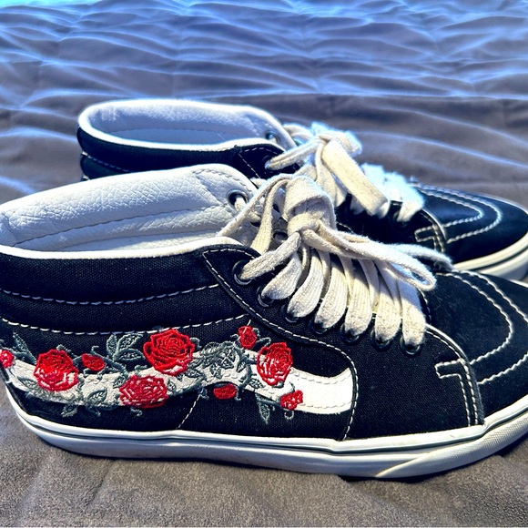 Vans Shoes - Women’s Vans Sneakers- Size 7